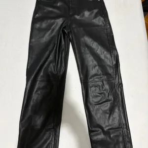 Bershka - kožne pantalone