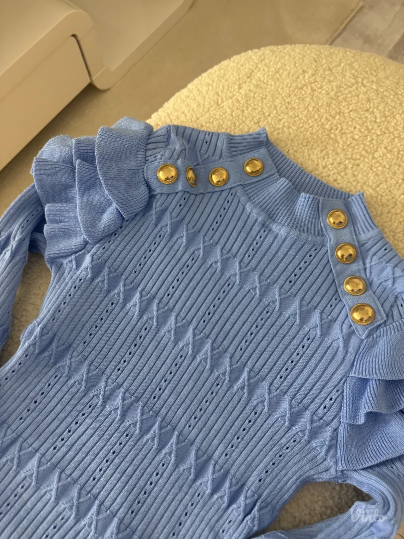 PLAVI DŽEMPERAK SA NITNAMA