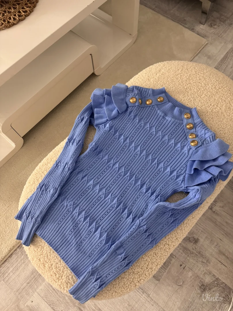 PLAVI DŽEMPERAK SA NITNAMA