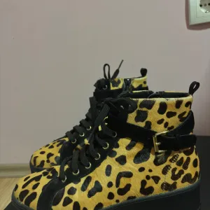 Giossepo patike sa platformom, 37