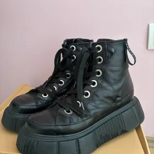 Inuikii ženske čizme