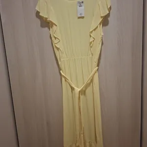 Žuta Reserved nova viskozna haljina sa volanima – lagana, letnja (XL)