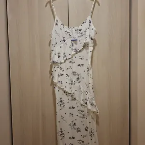 SINSAY midi haljina sa cvetnim printom – nova sa etiketom (XXL)