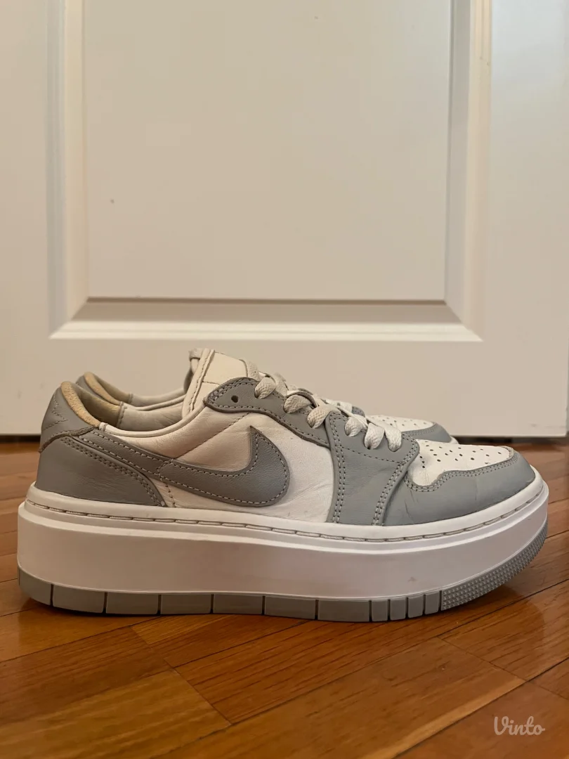 Zenske patike Nike vel. 38.5