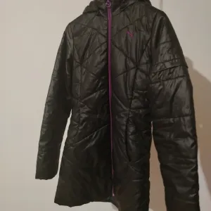 🧥 PUMA Ženska Duga Jakna - Crna/Ljubičasti Detalji