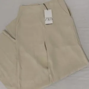 Nove Zara bež pantalone