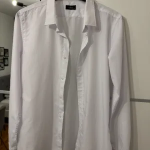 Tudors muska bela kosulja