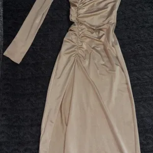 Elegantna bež haljina