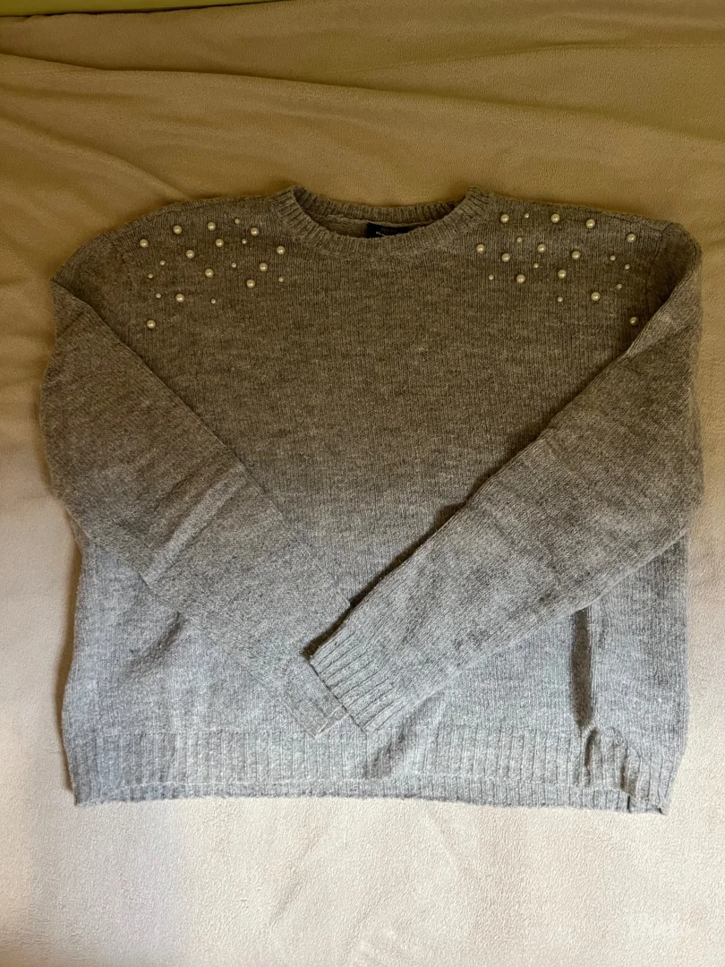 Sivi džemper sa biserima