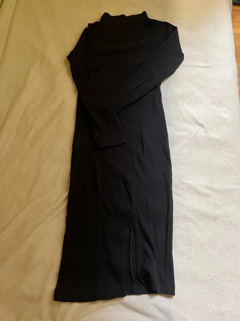 Crna haljina na duge rukave