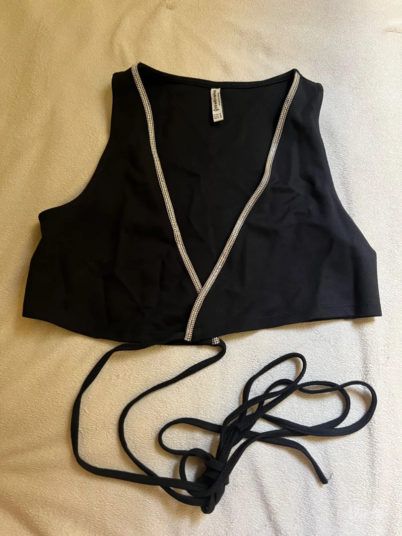 Stradivarius crni top sa cirkonima na vizavanje