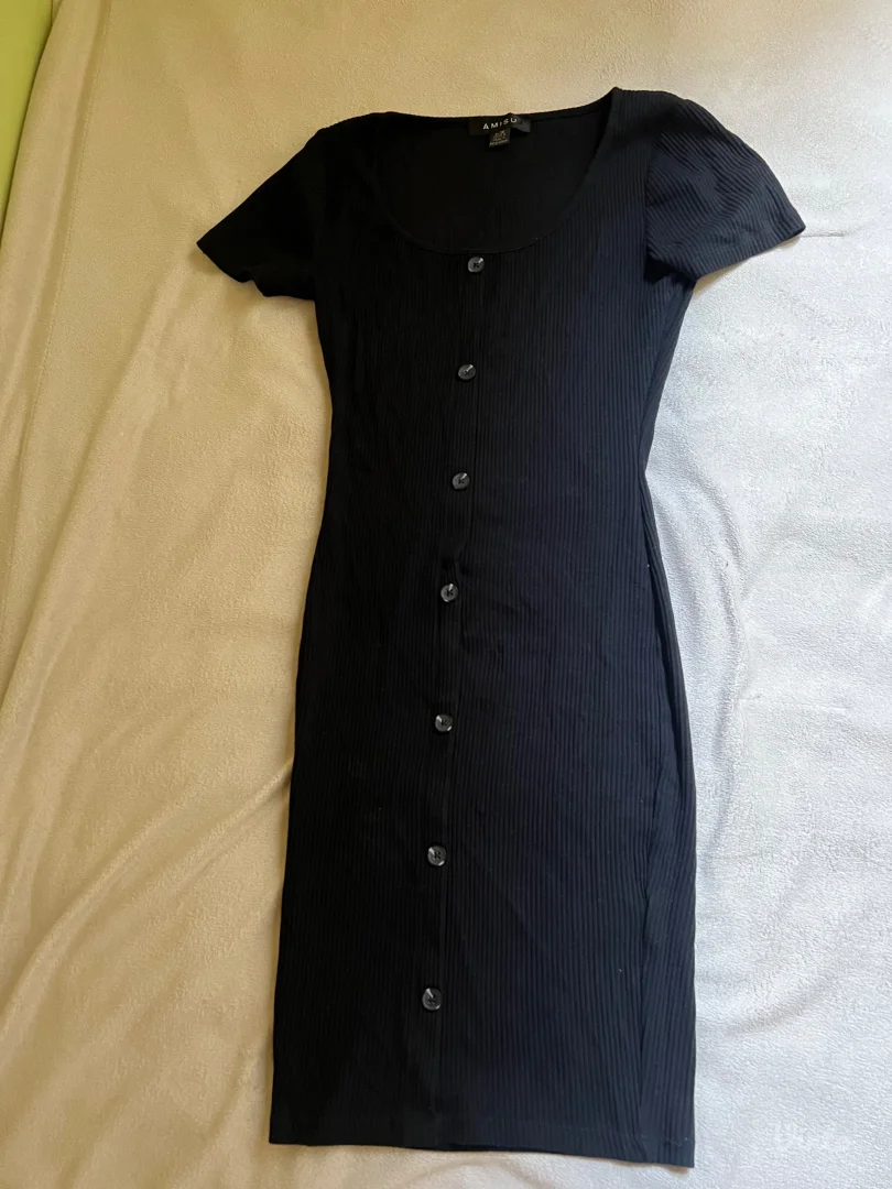 H&M crna haljina na kratke rukave