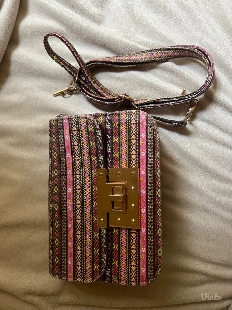 Roze torbica sa kaišem