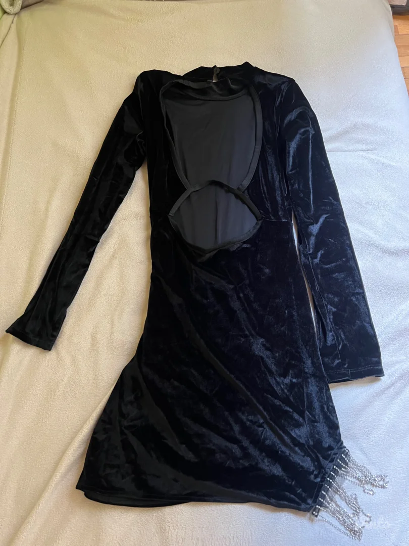 Plisana crna haljina sa otvorenim ledima