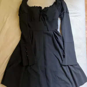 Crna elegantna haljina