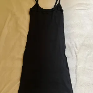 Letnja crna haljina na bratele