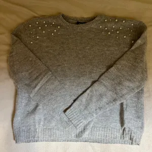 Sivi džemper sa biserima