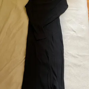 Crna haljina na duge rukave