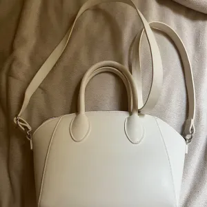 H&M bela torbica sa kaišem