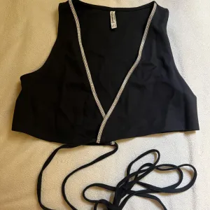 Stradivarius crni top sa cirkonima na vizavanje