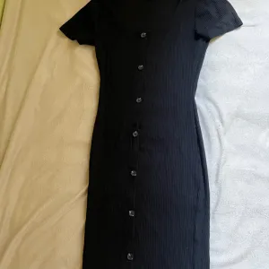 H&M crna haljina na kratke rukave