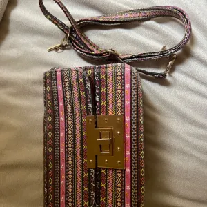 Roze torbica sa kaišem