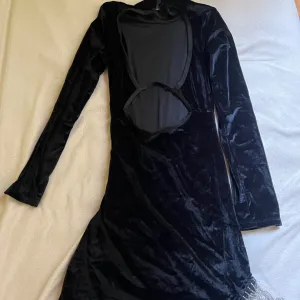 Plisana crna haljina sa otvorenim ledima