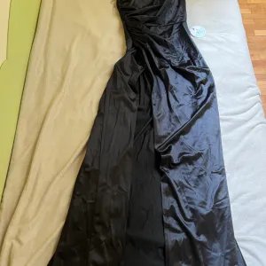 Crna dugacka svecana haljina sa etiketom