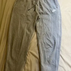 Ženski donji deo Nike trenerke