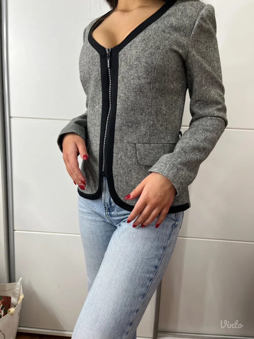 Mona blejzer-jaknica