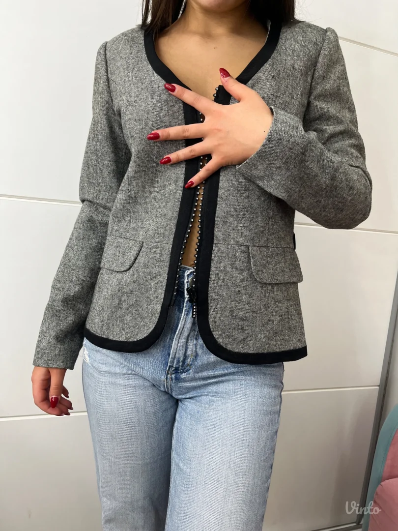 Mona blejzer-jaknica