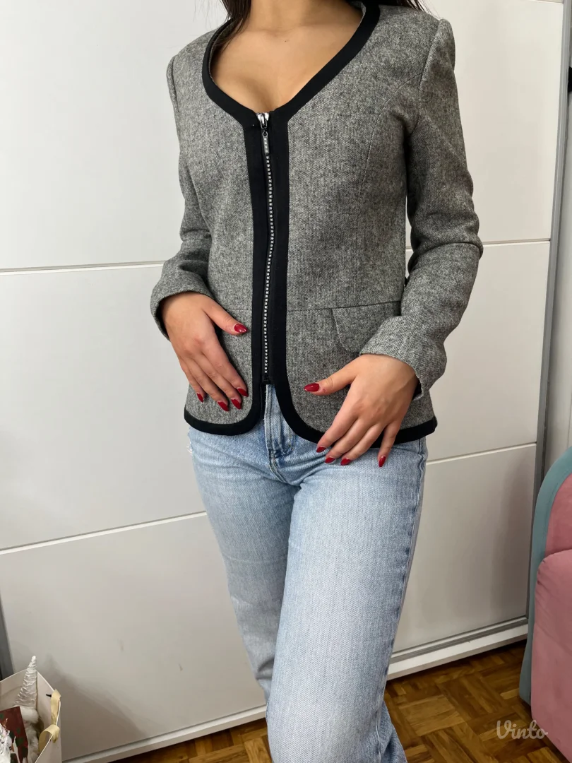 Mona blejzer-jaknica