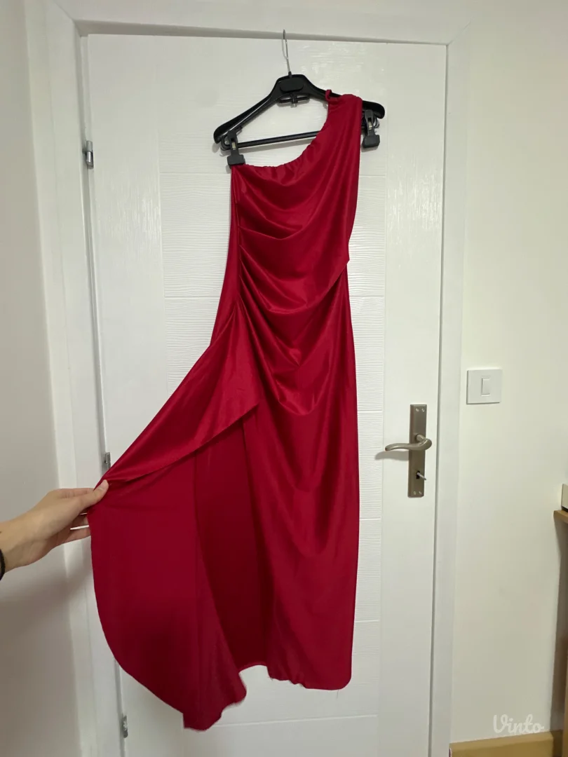 Crvena haljina