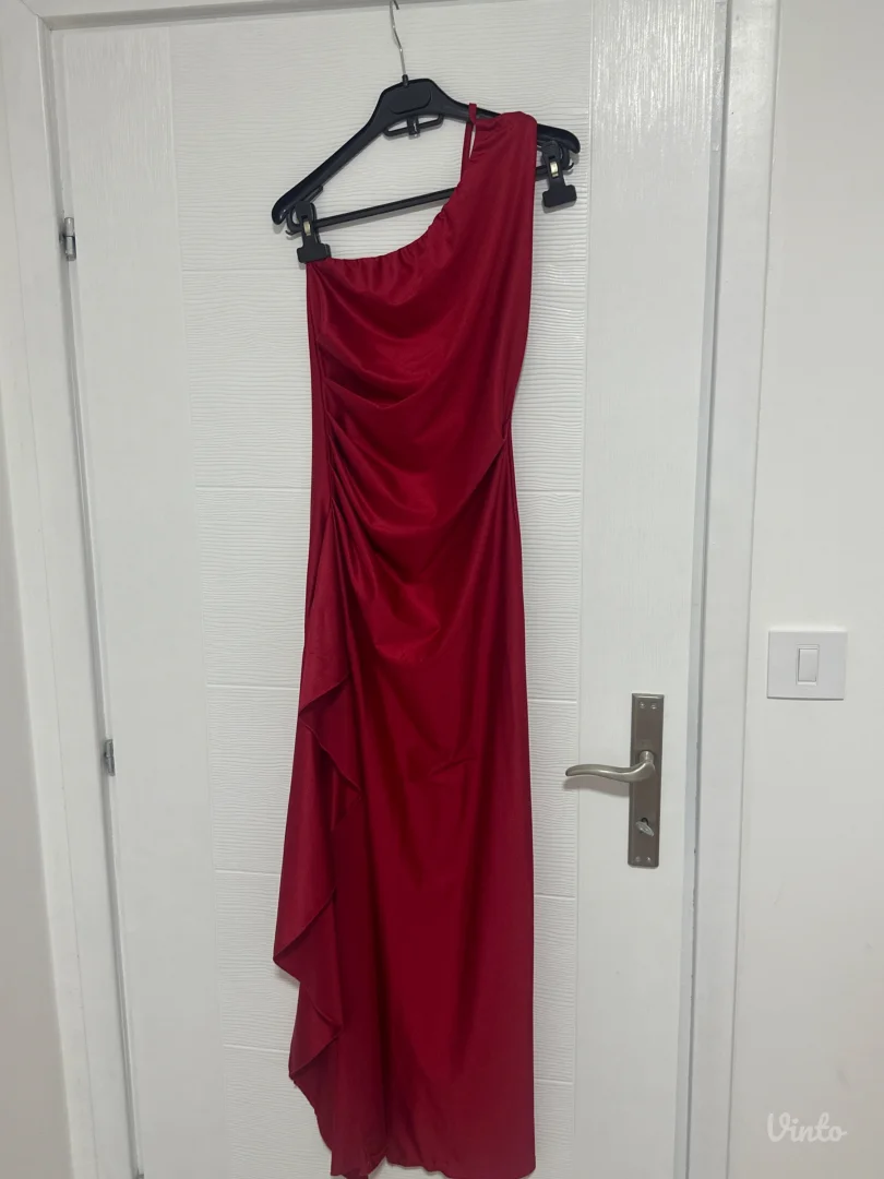 Crvena haljina