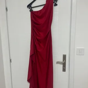 Crvena haljina