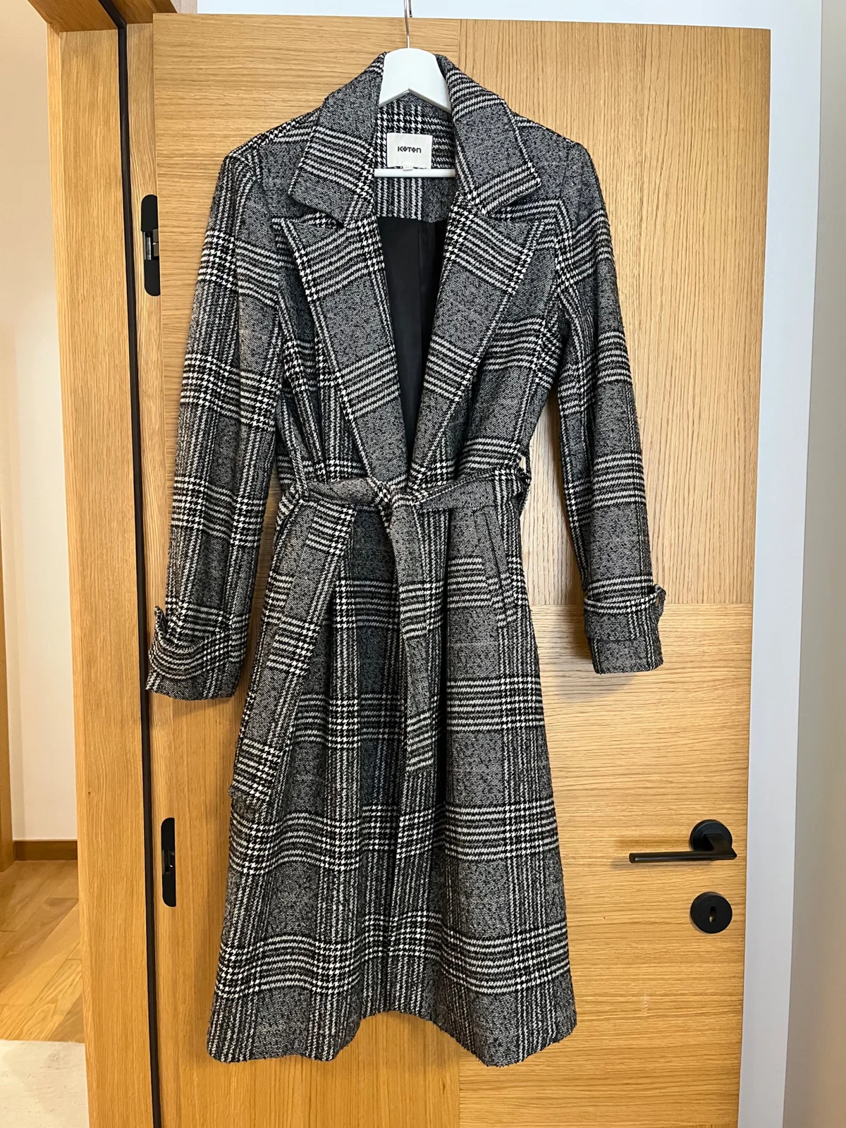 Sivi kaput windowpane dezen