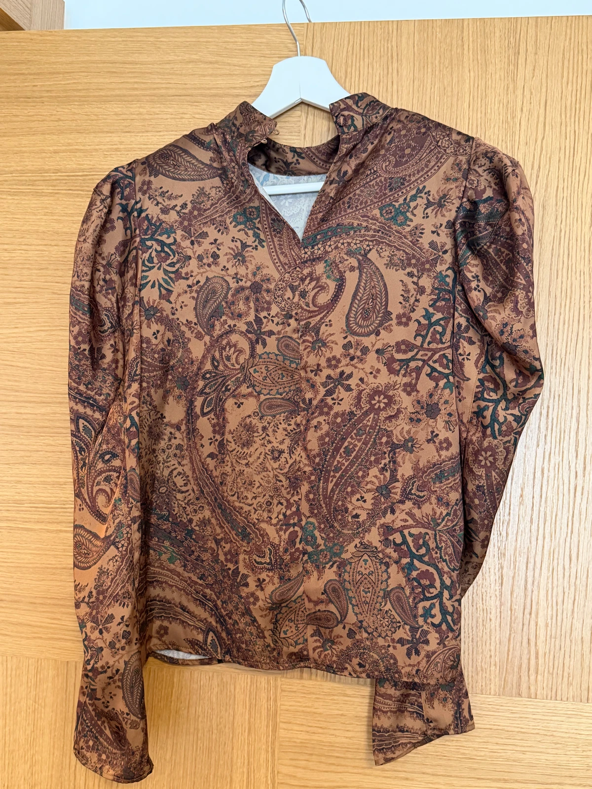 H&M bluza sa naramenicama