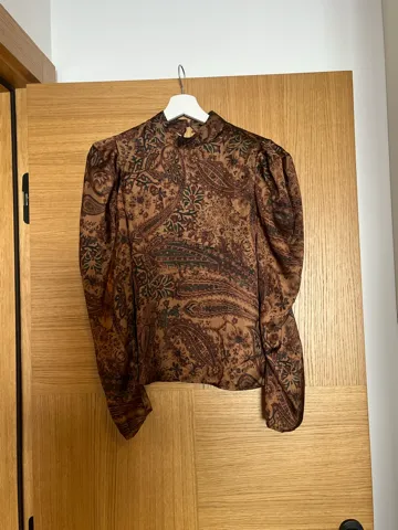 H&M bluza sa naramenicama
