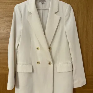 H&M beli sako