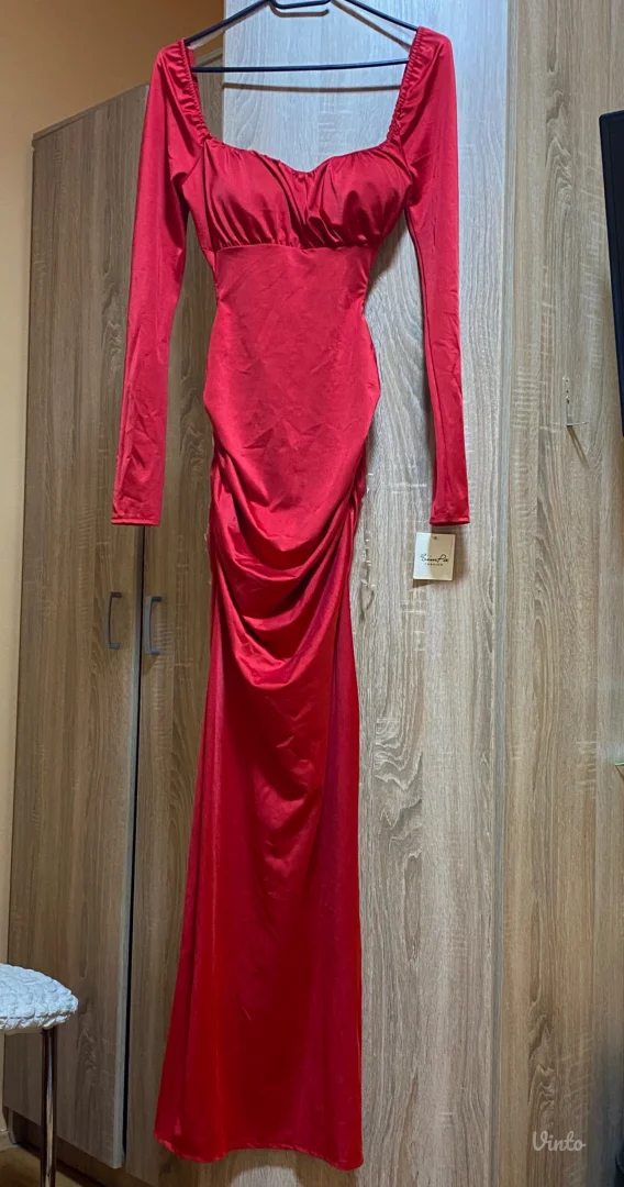 Prelepa crvena haljina