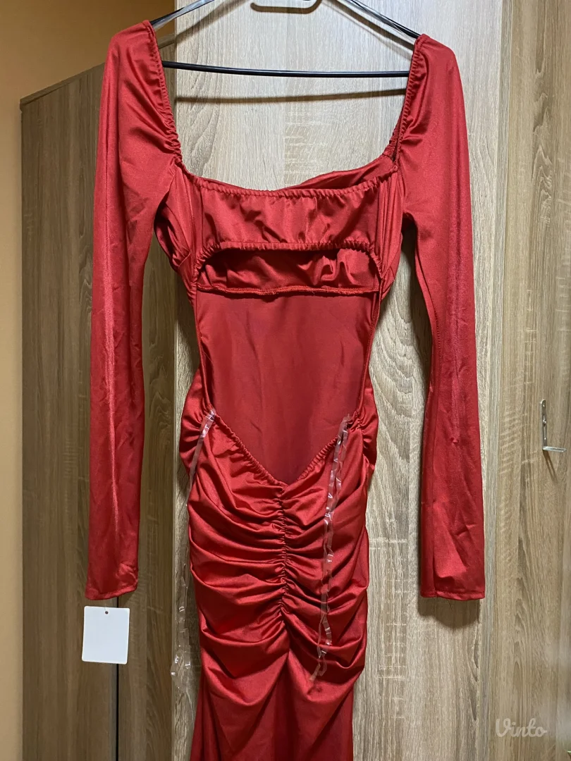 Prelepa crvena haljina