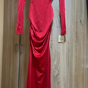 Prelepa crvena haljina