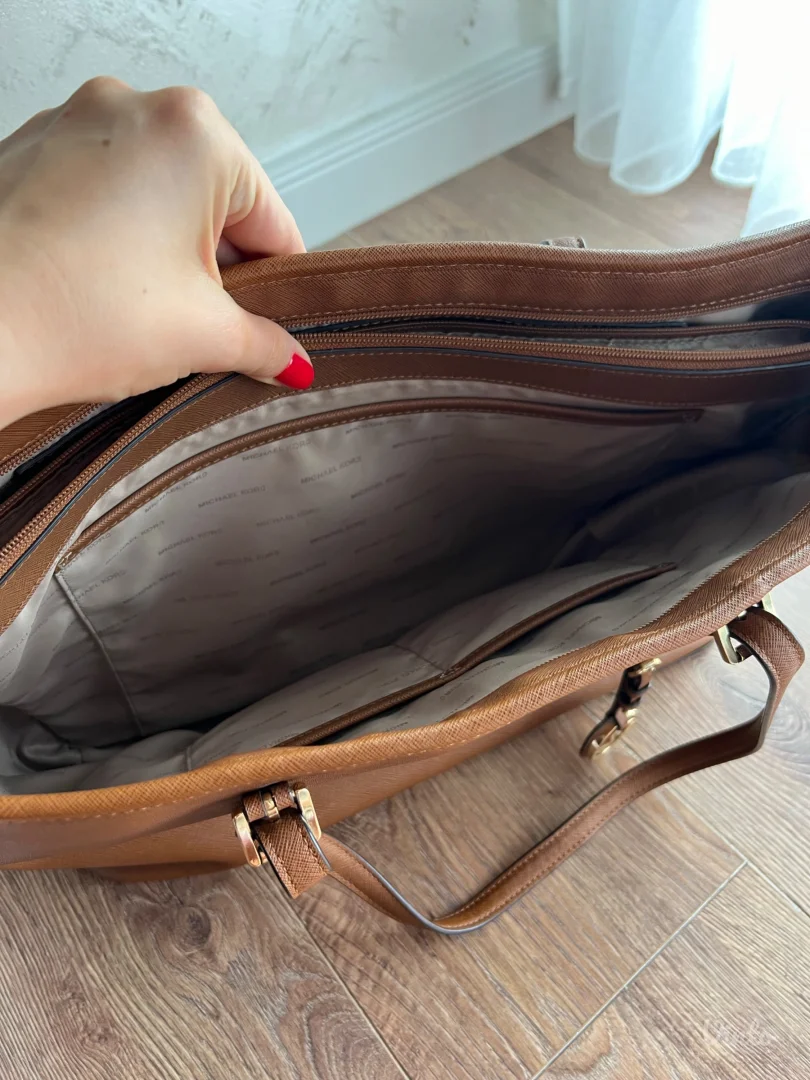 Michael Kors Jet Set Bag