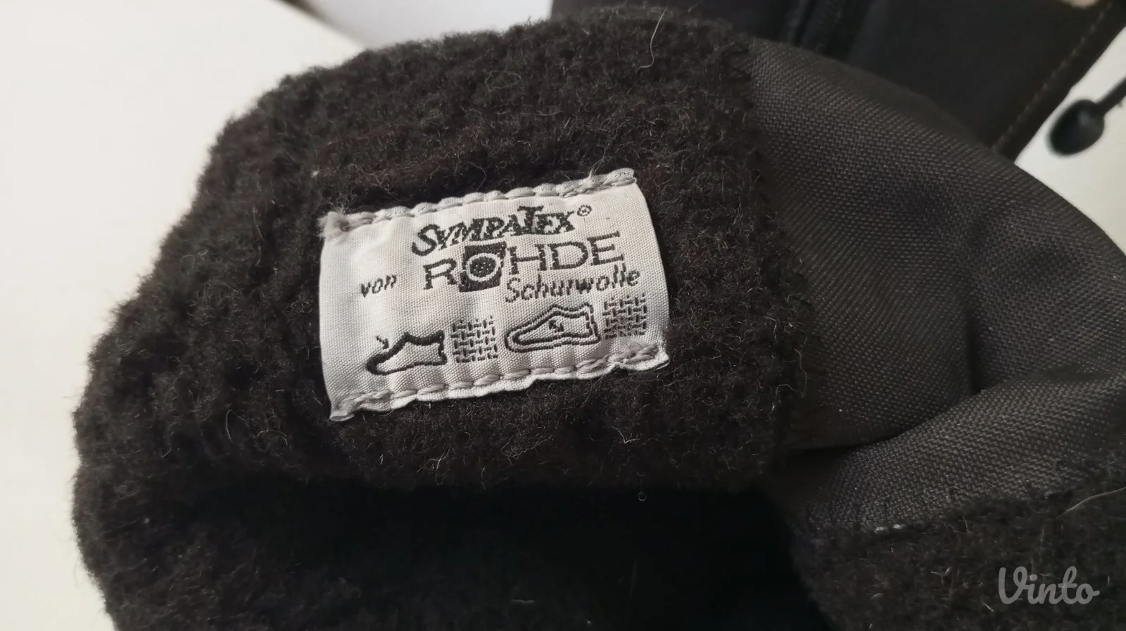 cizme vodootporne postavljene vunom vel 40 NOVO