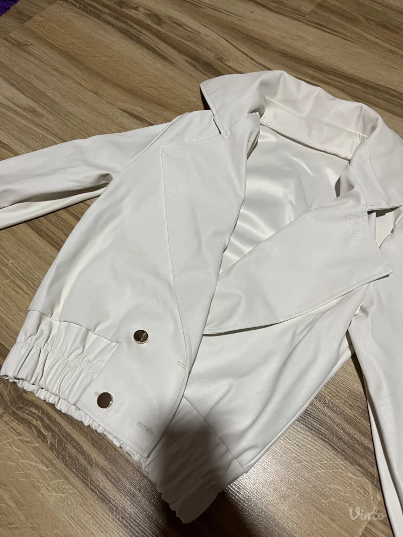 Bela jakna sa etiketom