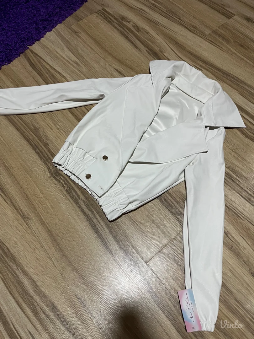 Bela jakna sa etiketom