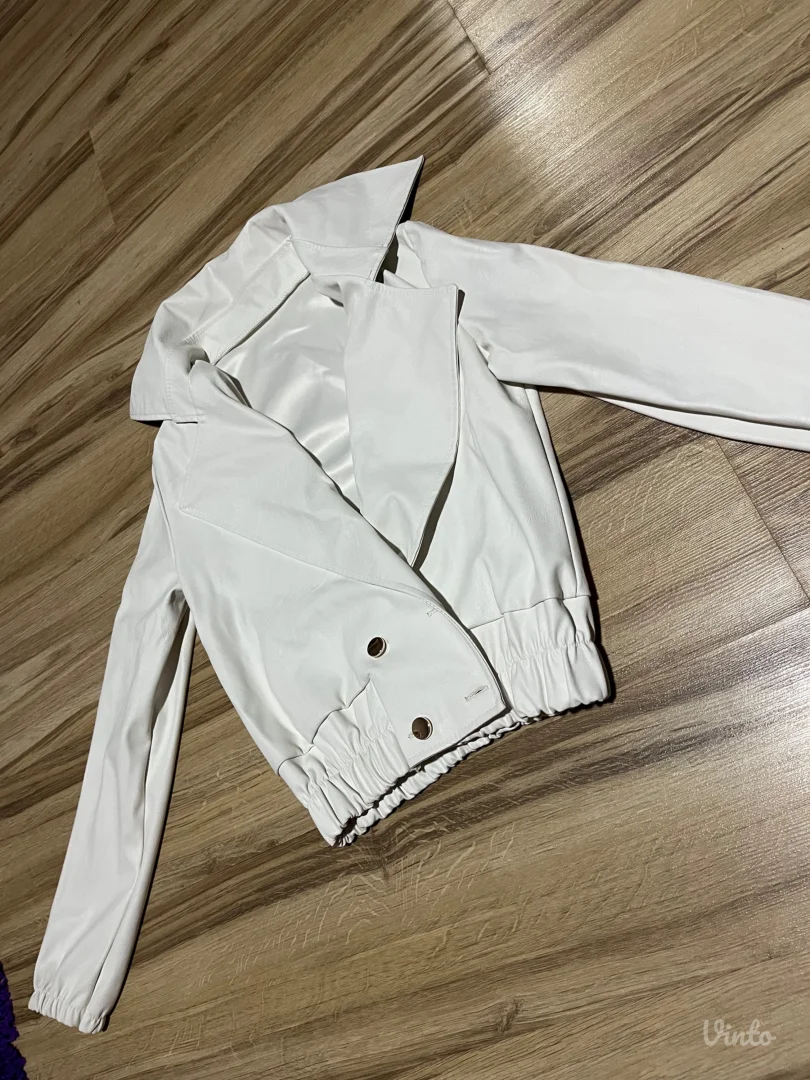Bela jakna sa etiketom