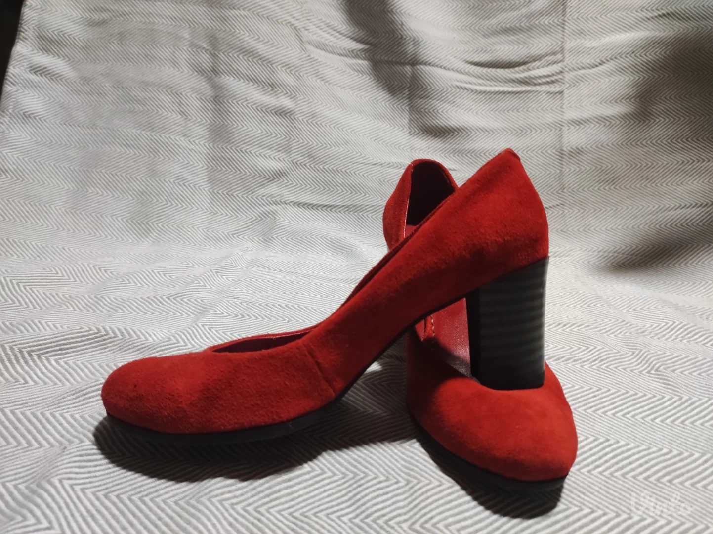 Elegantne crvene cipele na štiklu