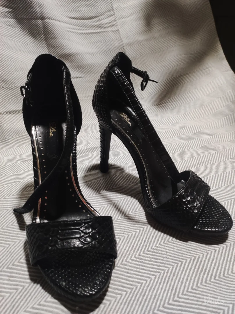 Crne sandale na štiklu