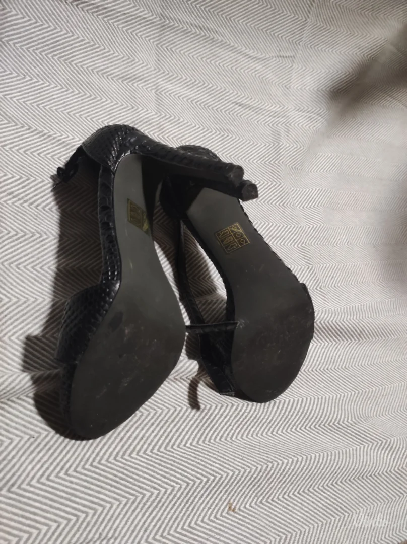 Crne sandale na štiklu